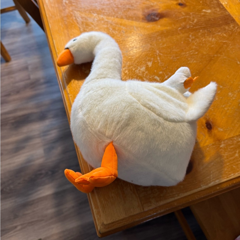 Darling plush swan with two babies!!! So cute and excellent condition - Picture 3 of 4